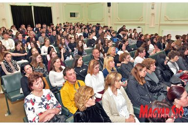 Az ünneplő tanárok, diákok és meghívott vendégek (Gergely Árpád felvétele)