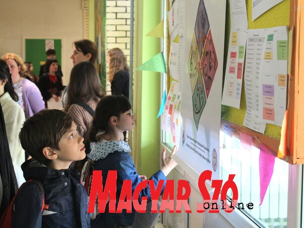 A Majsai Úti Általános Iskolában információs tábla igazította el a vetélkedőre igyekvő diákokat és kísérőiket (Benedek Miklós felvétele) A Majsai Úti Általános Iskolában információs tábla igazította el a vetélkedőre igyekvő diákokat és kísérőiket (Benedek Miklós felvétele)