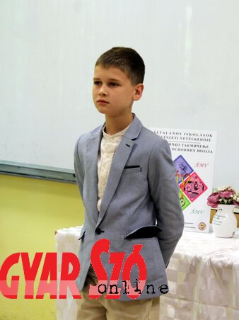 A péterrévei Pece Bartos Csík Mónika Bajuszkirály című versének előadásával igyekezett lenyűgözni a zsűri tagjait (Benedek Miklós felvétele) A péterrévei Pece Bartos Csík Mónika Bajuszkirály című versének előadásával igyekezett lenyűgözni a zsűri tagjait (Benedek Miklós felvétele)