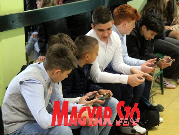 Mobiltelefon nélkül sehova – még ÁMV-re se (Benedek Miklós felvétele) Mobiltelefon nélkül sehova – még ÁMV-re se (Benedek Miklós felvétele)