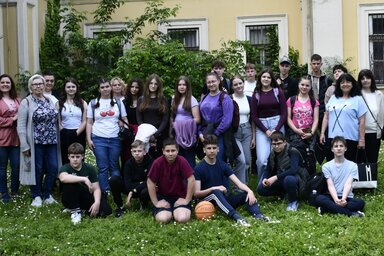Az irodalmi séta a műveiben is felbukkanó kastélynál fejeződött (Fotó: Csókai Városi Könyvtár)