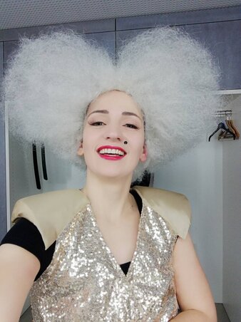 Amore szerepében a Poppea megkoronázása című művében (Koncz Regina archívuma) Amore szerepében a Poppea megkoronázása című művében (Koncz Regina archívuma)