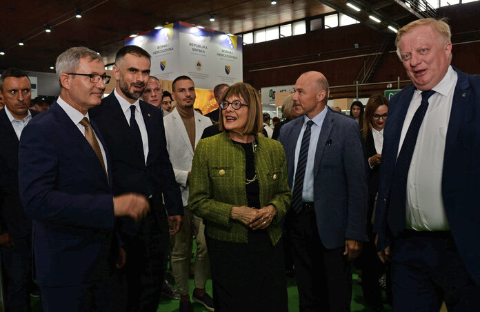 Dragan Glamočić, Maja Gojković és Žarko Mićin körbejárták a kiállítást (Dávid Csilla) Dragan Glamočić, Maja Gojković és Žarko Mićin körbejárták a kiállítást (Dávid Csilla)