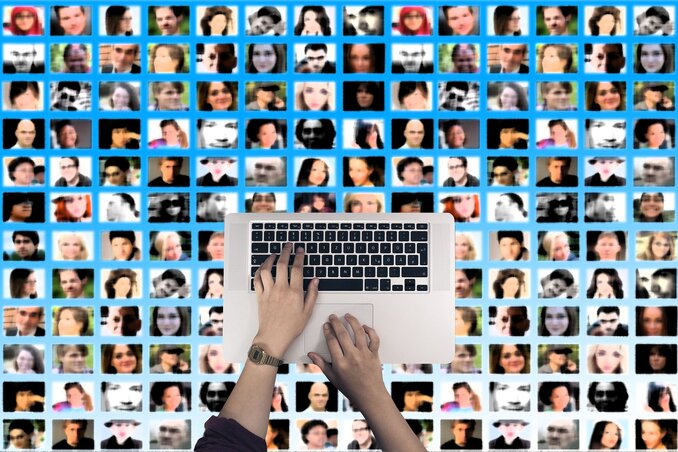 A közösségi média paradox módon éppen abban szigetel el, amiben segíteni hivatott: a kapcsolódásban (Pixabay.com) A közösségi média paradox módon éppen abban szigetel el, amiben segíteni hivatott: a kapcsolódásban (Pixabay.com)