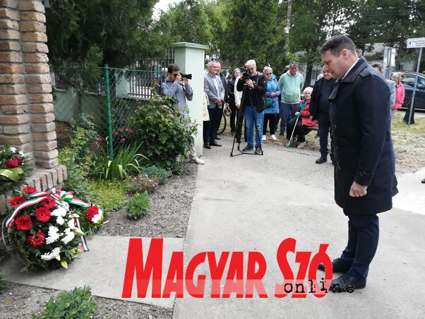 Az emlékkeresztnél a Magyar Nemzeti Tanács Nevében Fremond Árpád, az MNT elnöke koszorúzott (A szerző felvétele) Az emlékkeresztnél a Magyar Nemzeti Tanács Nevében Fremond Árpád, az MNT elnöke koszorúzott (A szerző felvétele)
