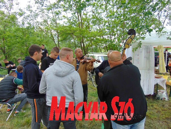 Az örömzenét a magyarittabéi vadászzenekar biztosította (A szerző felvétele) Az örömzenét a magyarittabéi vadászzenekar biztosította (A szerző felvétele)