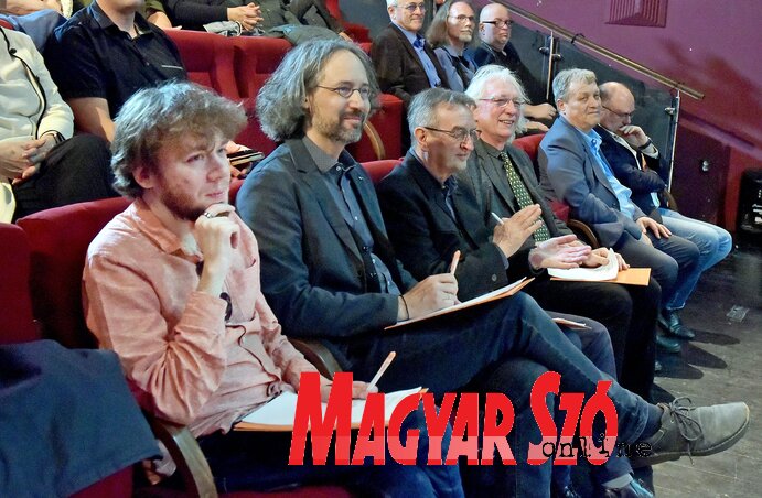 Munkában a fesztivál versenyprogramjának a zsűrije (Gergely Árpád felvétele) Munkában a fesztivál versenyprogramjának a zsűrije (Gergely Árpád felvétele)