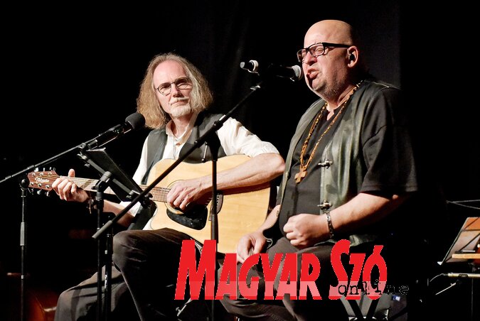 Az énekelt versek idei fesztiválján a felvidéki Fifti-Fifti (Tornóczi Tibor (ének, szájharmonika, melodika) és Göbő Sándor (ének, gitár) produkciója nyerte el leginkább a zsűri tetszését. (Gergely Árpád felvétele) Az énekelt versek idei fesztiválján a felvidéki Fifti-Fifti (Tornóczi Tibor (ének, szájharmonika, melodika) és Göbő Sándor (ének, gitár) produkciója nyerte el leginkább a zsűri tetszését. (Gergely Árpád felvétele)