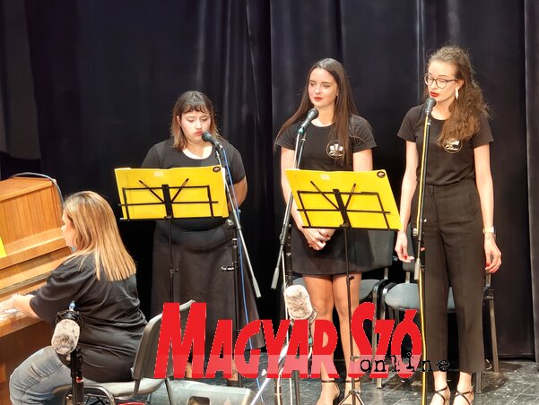 Tartományunkat egyedül szabadkai Magyar Tannyelvű Tanítóképző hallgatóiból álló MTTK Band (Móra Krisztina, Sípos Ella, Jurić Rebeka, Török Emese, Pápista Anamarija) képviselte (Horváth Zsolt felvétele) Tartományunkat egyedül szabadkai Magyar Tannyelvű Tanítóképző hallgatóiból álló MTTK Band (Móra Krisztina, Sípos Ella, Jurić Rebeka, Török Emese, Pápista Anamarija) képviselte (Horváth Zsolt felvétele)