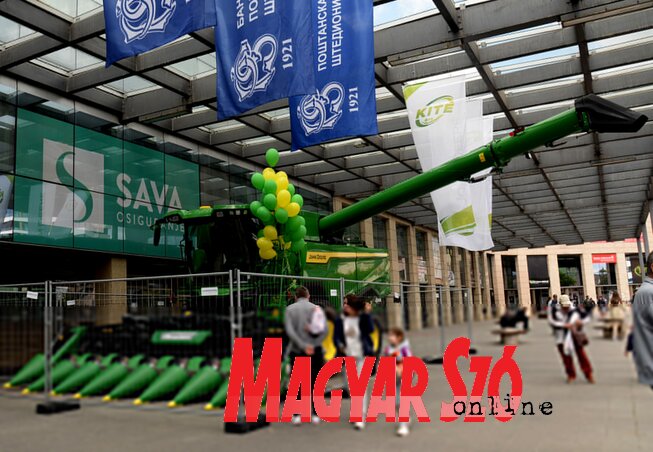 Az Újvidéki Vásár előtt a John Deere kombájn csalogatja a látogatókat (Dávid Csilla felvétele) Az Újvidéki Vásár előtt a John Deere kombájn csalogatja a látogatókat (Dávid Csilla felvétele)