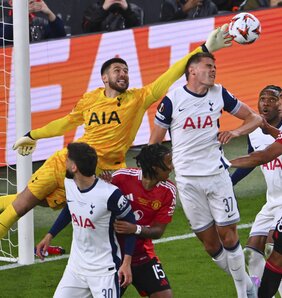 Vicario bravúrjainak köszönhetően a Tottenham megőrizte egygólos előnyét és 41 év után nyert ismét nemzetközi trófeát (Fotó: Beta/AP)