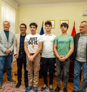 Közös képen a beszélgetés résztvevői (Fotó: Nagykikindai önkormányzat)