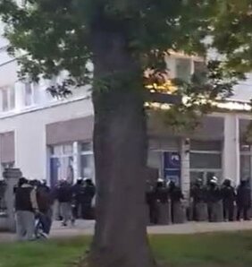 A készenléti rendőrség nagy számban vonult ki a tüntetésre (Fotó: Screenshot(X/@steljic_miladin)