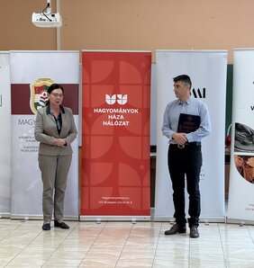 Varjú Potrebity Tatjana és Cseszák Balázs köszönti a résztvevőket a temerini Útravaló pedagó- gusképzés megnyitóján (Fotó: Vámos Árpád felvétele)