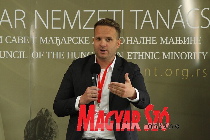 Bohár Dániel: „Ma már az internetes platformok határozzák meg a politikai döntéseinket, a tájékozódásunkat, a véleményformálásunkat. Lehet ezen szomorkodni, de ez tény.” (Diósi Árpád felvétele) Bohár Dániel: „Ma már az internetes platformok határozzák meg a politikai döntéseinket, a tájékozódásunkat, a véleményformálásunkat. Lehet ezen szomorkodni, de ez tény.” (Diósi Árpád felvétele)