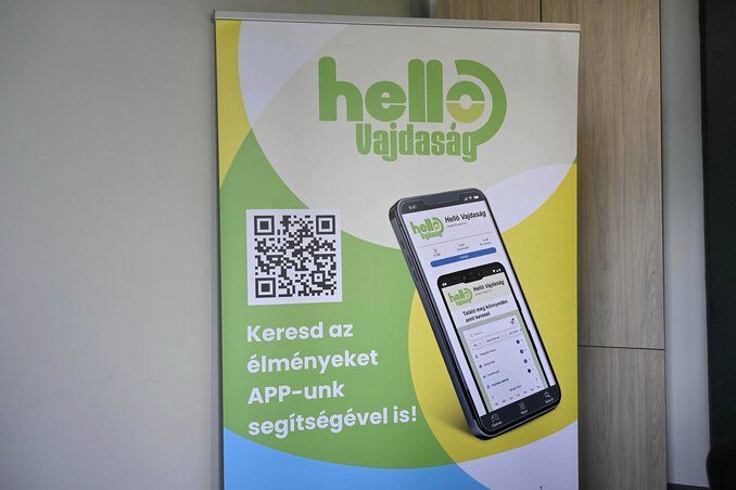 Az applikáció többek között leírással és ismertetővel szolgál az utazóknak, amikor elhaladnak Vajdaságban különböző szobraink, jeles helyszíneink mellett, emellett a felhasználót értesíti az éppen aktuális programokról (Fotó: Prosperitati Alapítvány) Az applikáció többek között leírással és ismertetővel szolgál az utazóknak, amikor elhaladnak Vajdaságban különböző szobraink, jeles helyszíneink mellett, emellett a felhasználót értesíti az éppen aktuális programokról (Fotó: Prosperitati Alapítvány)