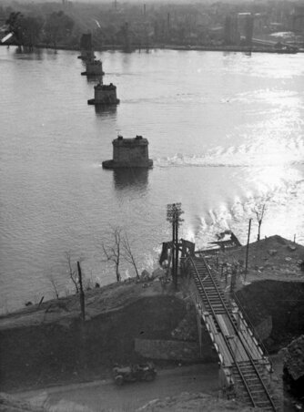 Az 1941-ben felrobbantott Ferenc József vasúti híd pillérei a Péterváradi erődből nézve (Fortepan/Martin Djemil) Az 1941-ben felrobbantott Ferenc József vasúti híd pillérei a Péterváradi erődből nézve (Fortepan/Martin Djemil)