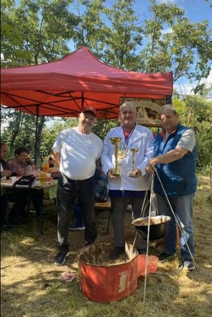 A szenttamási Zabos István és barátai a serlegekkel (Fotó: Kiss Zoltán és IC-Topolya)