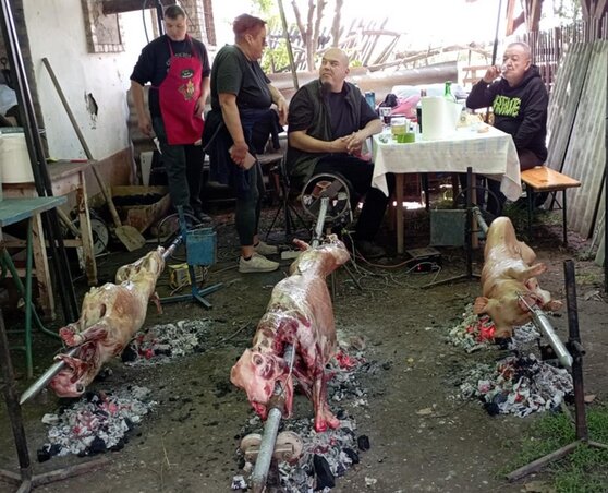Forognak a nyársak, kinek-kinek ízlése szerint (Fotó: Kiss Zoltán és IC-Topolya)