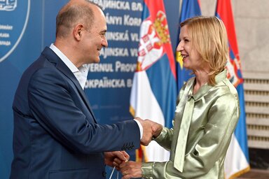 Bagi Magdolna az adai Cseh Károly Általános Iskola képviseletében átveszi a díjat  (Ótos András felvétele)