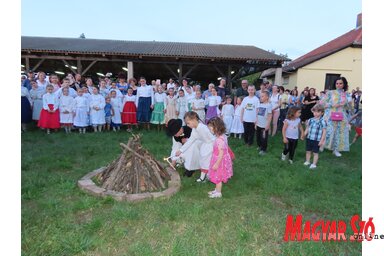 A gyerekek gyújtották meg az összetartozás lángját (Csincsik Zsolt felvétele)