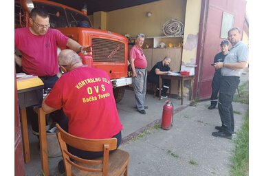 A poroltók vizsgálata a pacséri tűzoltóotthon előtt  (Kazinczy Paszterkó Diana felvétele)