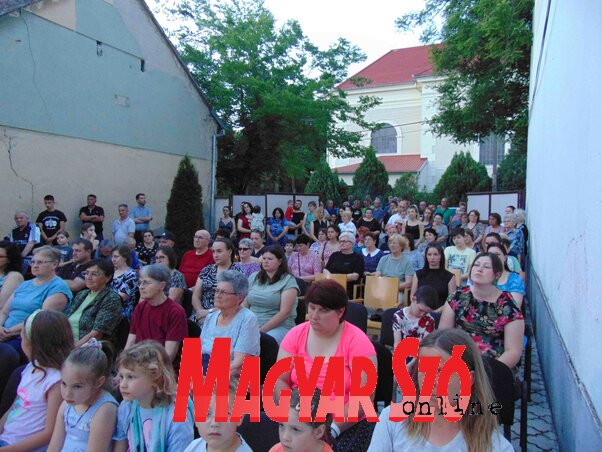 A kultúrotthon udvara megtelt érdeklődőkkel A kultúrotthon udvara megtelt érdeklődőkkel