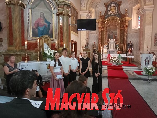 A komáromi Marianum Egyházi Iskolaközpont tanulói a vasárnapi, emlékező szentmisét is ünnepélyesebbé tették zenei szolgálatukkal (A szerző felvétele) A komáromi Marianum Egyházi Iskolaközpont tanulói a vasárnapi, emlékező szentmisét is ünnepélyesebbé tették zenei szolgálatukkal (A szerző felvétele)