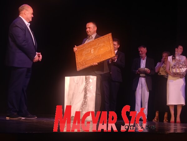 Dónát János nemzeti jelképet hozott ajándékba Kárpátaljáról (A szerző felvétele) Dónát János nemzeti jelképet hozott ajándékba Kárpátaljáról (A szerző felvétele)