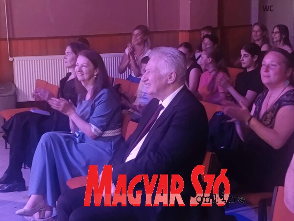 Jakab István elismeréssel adózott a gyerekek és tanáraik odaadása, teljesítménye előtt (A szerző felvétele) Jakab István elismeréssel adózott a gyerekek és tanáraik odaadása, teljesítménye előtt (A szerző felvétele)