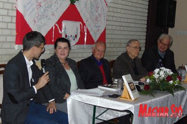 Sutus Áron, a Vajdasági Magyar Művelődési Szövetség elnöke Mezei Zsuzsanna szerkesztővel, Precz István szerzővel, prof. dr. Várady Tiborral és dr. Németh Ferenccel, a kötet két recenzensével