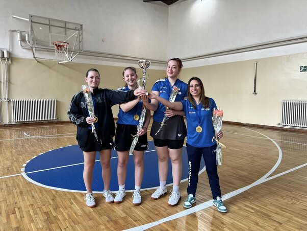 A rájátszás döntőjében a Lužnica ellen asztalhoz állt horgosi csapat a bajnoki serleggel (Fotó: Facebook/Horgos Asztaliteniszklub) A rájátszás döntőjében a Lužnica ellen asztalhoz állt horgosi csapat a bajnoki serleggel (Fotó: Facebook/Horgos Asztaliteniszklub)