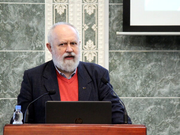 Dr. Szabó Lajos előadás közben (Benedek Miklós felvétele) Dr. Szabó Lajos előadás közben (Benedek Miklós felvétele)