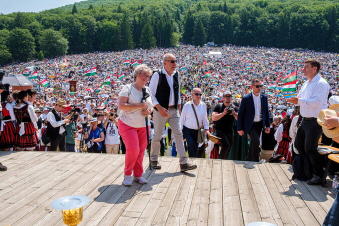 Sulyok Tamás magyar államfő (középen) és felesége, Nagy Zsuzsanna megérkezik a csíksomlyói búcsú szentmiséjére a Hármashalom-oltárhoz (MTI-fotó) Sulyok Tamás magyar államfő (középen) és felesége, Nagy Zsuzsanna megérkezik a csíksomlyói búcsú szentmiséjére a Hármashalom-oltárhoz (MTI-fotó)
