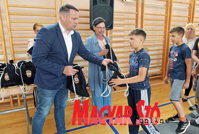 A másodikosok metalofont, a negyedikesek atlaszt, az ötödikesek tornazsákot kaptak (Gergely Árpád felvétele)