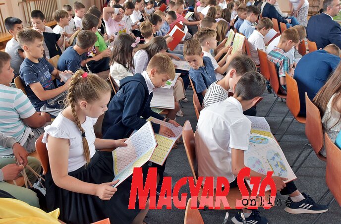 Évfolyamonként mintegy 1300 ajándékot adtak át Vajdaság-szerte (Gergely Árpád felvétele)
