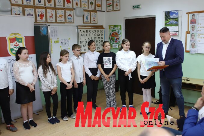 Atlasz kaptak a negyedikesek (Fotó: Lakatos János felvétele) Atlasz kaptak a negyedikesek (Fotó: Lakatos János felvétele)