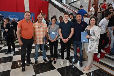 Kormányos László az ösztöndíjazottakkal (Ótos András felvétele)