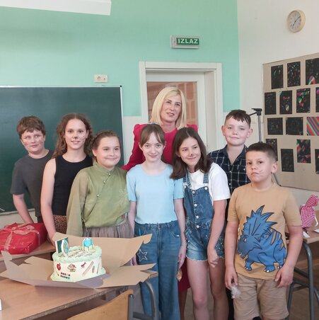 A negyedikesek Bálizs Magdolna tanítónővel A negyedikesek Bálizs Magdolna tanítónővel
