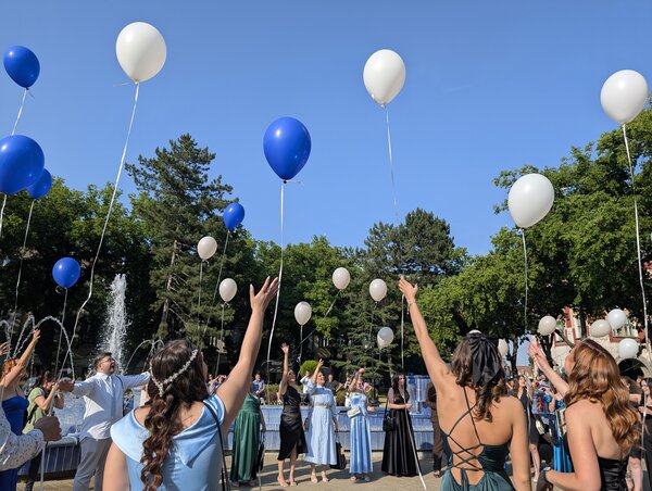 Ahogy a lufik a magasba emelkedtek, úgy indultak az abszolvensek is a saját útjukra (Fotó: Búzás Brigitta felvétele) Ahogy a lufik a magasba emelkedtek, úgy indultak az abszolvensek is a saját útjukra (Fotó: Búzás Brigitta felvétele)