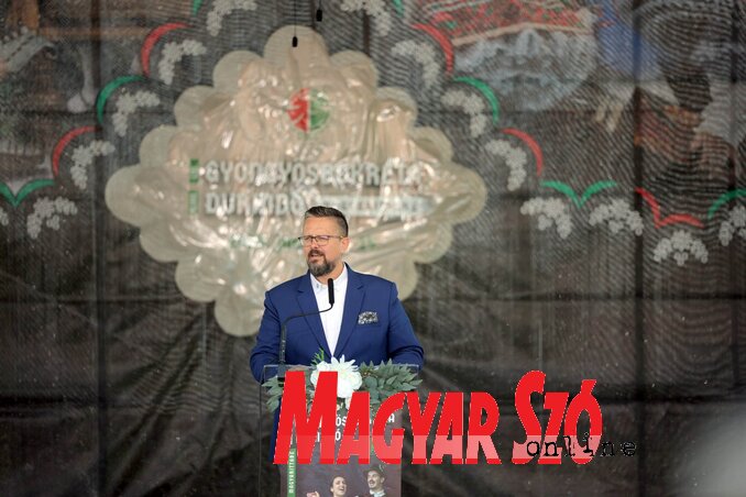 A 61. Gyöngyösbokrétát Juhász Bálint, a tartományi képviselőház elnöke és a VMSZ Intézőbizottságának elnöke bocsátotta útjára (Fotó: Ótos András felvétele) A 61. Gyöngyösbokrétát Juhász Bálint, a tartományi képviselőház elnöke és a VMSZ Intézőbizottságának elnöke bocsátotta útjára (Fotó: Ótos András felvétele)