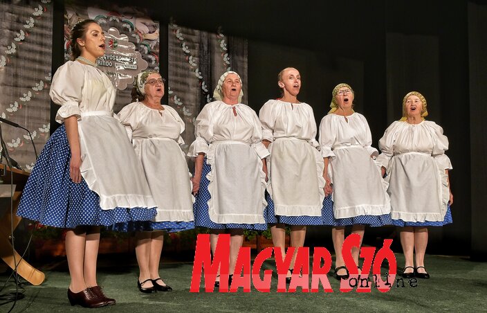 Elsőként a magyarittabéi Búzavirág népdalkör mutatkozott be (Fotó: Gergely Árpád felvétele) Elsőként a magyarittabéi Búzavirág népdalkör mutatkozott be (Fotó: Gergely Árpád felvétele)