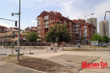 Hétfőn már leaszfaltozták a felásott részt, így ma már minden jel szerint megnyitják ezt a forgalmas csomópontot a forgalom előtt (Fotó: Szeli Balázs felvétele)