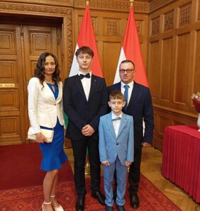 Lajkó Miklós és családja az Országházban (Lajkó család)