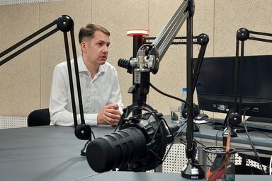 A VMSZ elnöke hangsúlyozta, a tetőszerkezet felújításával kezdik meg a munkálatokat, a Zsolnay gyárral már folyamatban vannak a tárgyalások (Fotó: Pannon RTV)