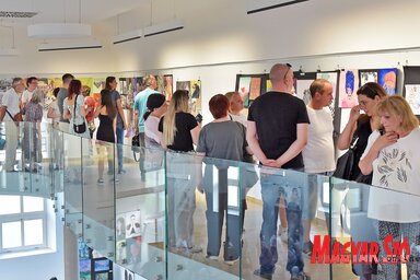 A zentai kis zsinagógában megnyílt a Bolyai Tehetséggondozó Gimnázium és Kollégium képzőművészet szakos diákjainak tanévzáró kiállítása (Fotó: Gergely Árpád felvétele)