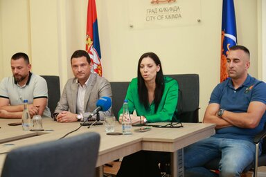 Aćimov, a nagykikindai városi tanács sportért és ifjúságért felelős tagja, Mladen Bogdan polgármester, Jelena Čudanov, a Nagykikindai Sportszövetség elnöke és Marko Vukobrat versenyigazgató