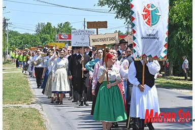 A népviseletbe öltözött táncosok ünnepélyes felvonulása a Miloš Crnjanski Általános Iskola közelében található üzemanyagtöltő állomástól indult (Ótos András felvétele)