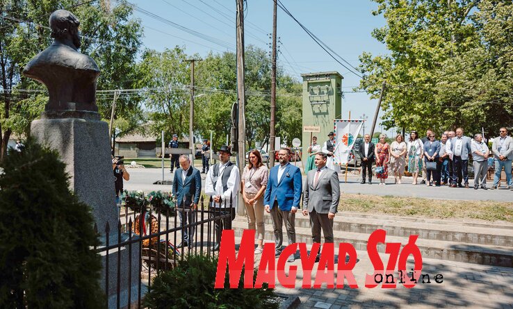 Magyar József, Magyarország belgrádi nagykövete, Kerekes József, a magyarittabéi helyi közösség tanácselnöke, Juhász-Döme Andrea, Magyarország szabadkai főkonzulátusának első beosztott konzulja, Juhász Bálint, a tartományi képviselőház elnöke és Fremond Árpád, az MNT elnöke közös koszorúval rótta le tiszteletét a 121 évvel ezelőtt felállított Kossuth-szobornál (Ótos András felvétele) Magyar József, Magyarország belgrádi nagykövete, Kerekes József, a magyarittabéi helyi közösség tanácselnöke, Juhász-Döme Andrea, Magyarország szabadkai főkonzulátusának első beosztott konzulja, Juhász Bálint, a tartományi képviselőház elnöke és Fremond Árpád, az MNT elnöke közös koszorúval rótta le tiszteletét a 121 évvel ezelőtt felállított Kossuth-szobornál (Ótos András felvétele)