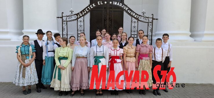 A zentai Szikra táncegyüttes a templom előtt várakozott (Ótos András felvétele) A zentai Szikra táncegyüttes a templom előtt várakozott (Ótos András felvétele)